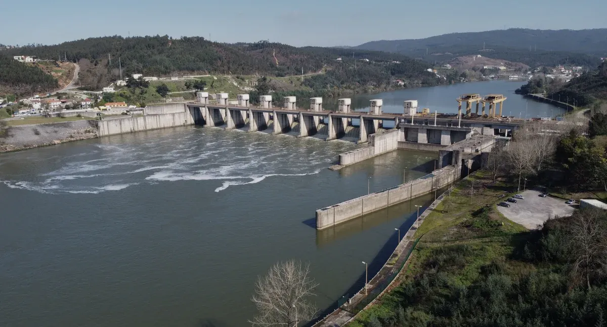 Crestuma-Lever dam and lock on a Douro river cruise with lunch from Porto